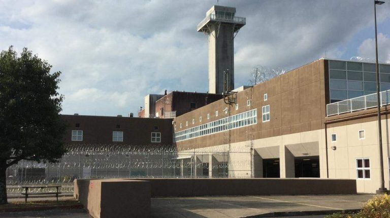 Two Kentucky prison guards accused of smuggling drugs into Eastern Kentucky Correctional Complex