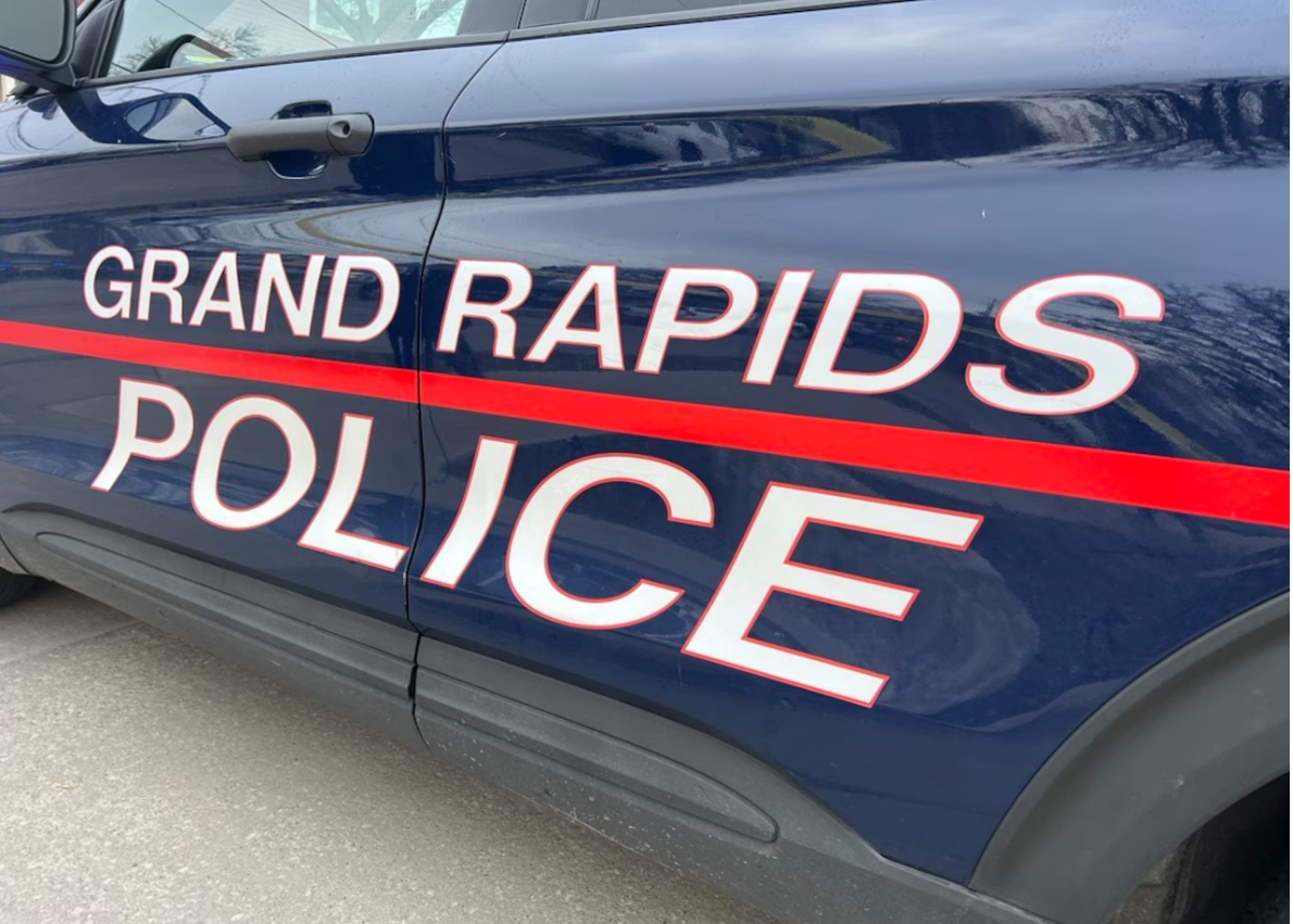 Grand Rapids police search for suspect after woman shot