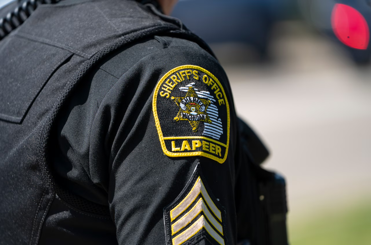 Teen arrested after fleeing police with stolen firearm in North Branch