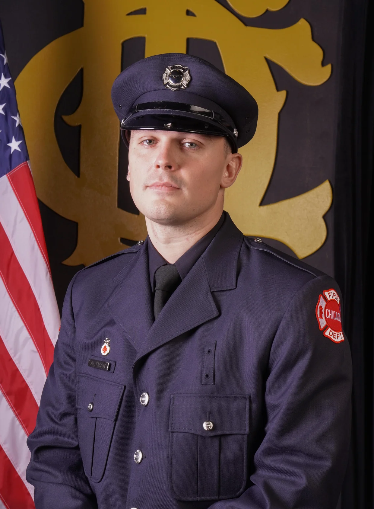 Chicago firefighter dies after fall while battling Rogers Park apartment fire