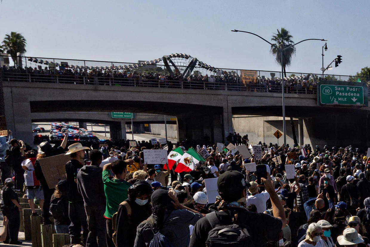 Los Angeles Installs Freeway Ramp Gates Ahead of ‘No Kings’ Protest to Enhance Safety
